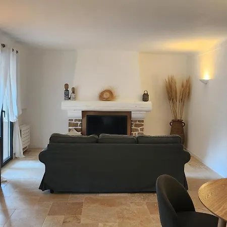 Argonaute Apartment